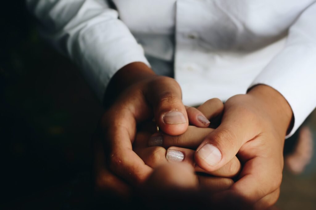 matheus ferrero yfmjALh1S6s unsplash Tragedia en Buenaventura: Niño fallece debido a la falta de traslado médico por parte de EPS COOSALUD