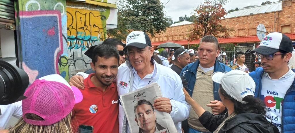 Gustavo Bolívar escuchó a la comunidad durante su recorrido.