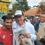 Gustavo Bolívar escuchó a la comunidad durante su recorrido.