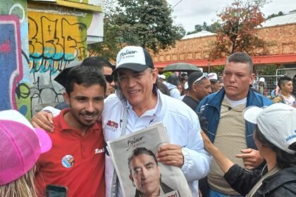 Gustavo Bolívar escuchó a la comunidad durante su recorrido.